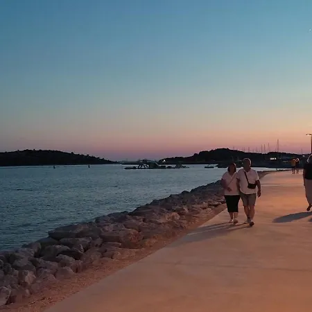 'by The Sea' Apartman